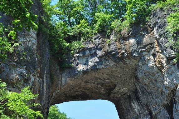A colossal ponte de pedra do parque 'Natural Bridge', na Virginia, nos Estados Unidos